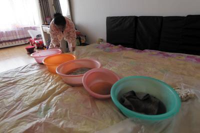 华坪楼上漏水，住户失联，小区没物管，业主维权难！律师来支招……